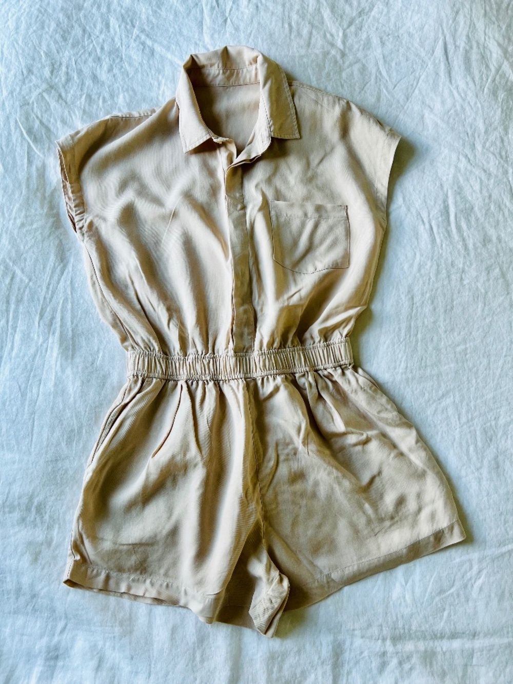 vuori trestles twill romper in sand dollar